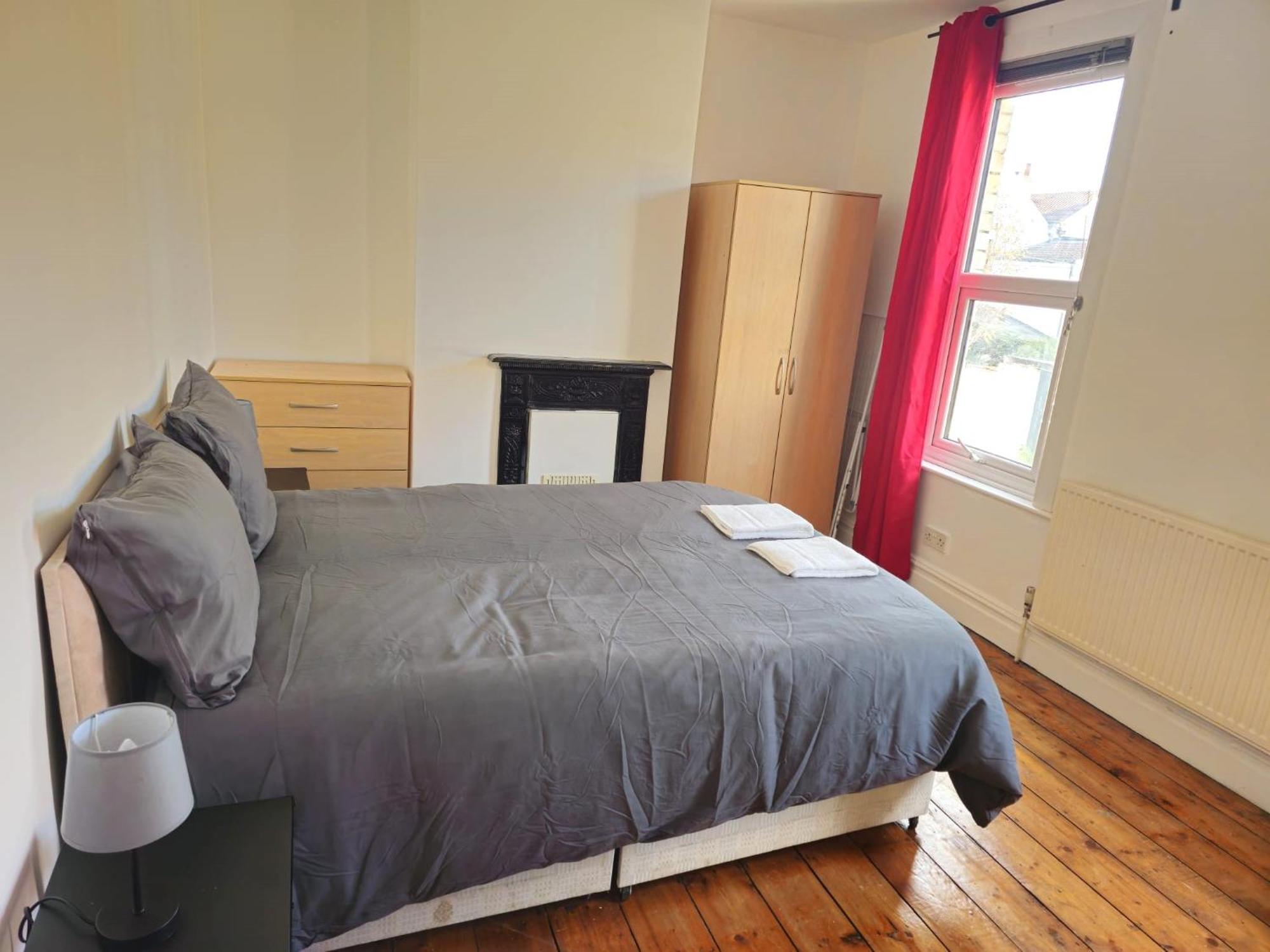 Delightful Room By Gloucester Road Бристол Екстериор снимка